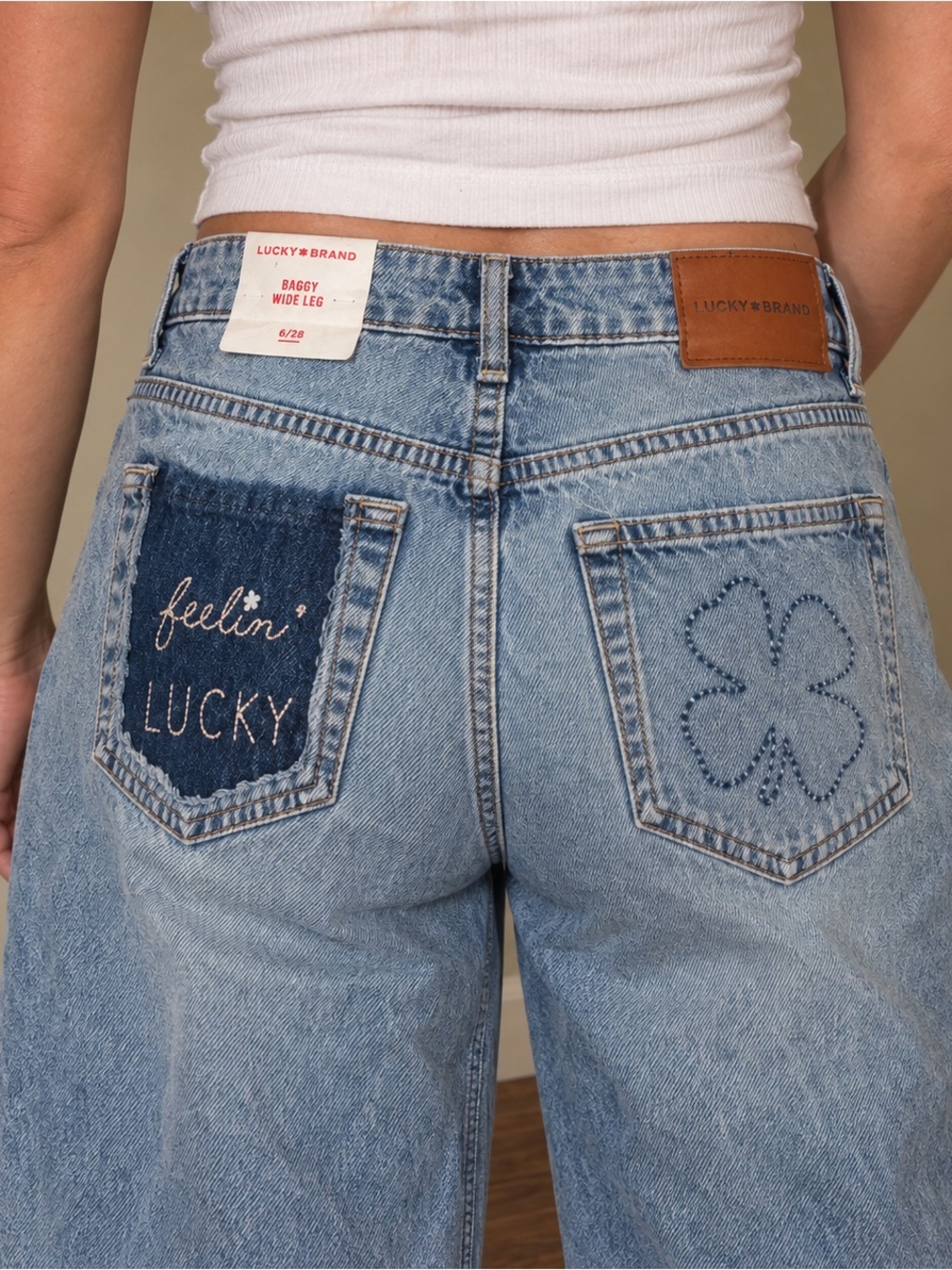 Lucky Brand NWT Feelin’ Lucky Baggy Wide Leg Embroidered Stitch Jeans Size 6/28R
